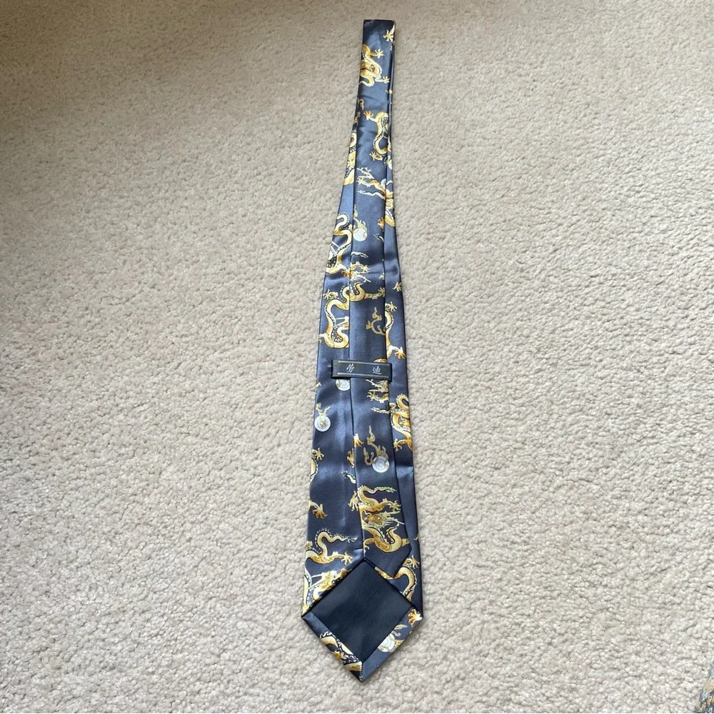 NWOT Grey & Gold Dragon Print Tie – Satin Finish Novelty Necktie